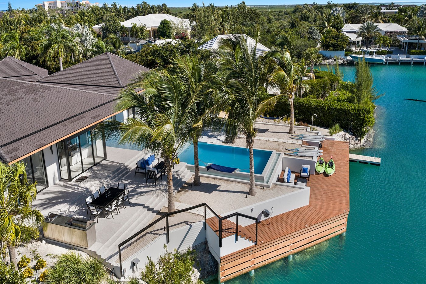 Canalfront estate, Leeward